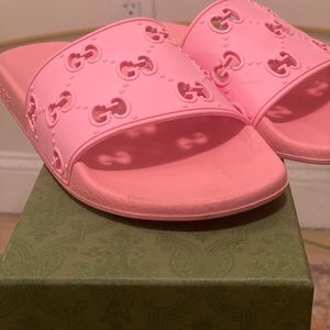 Gucci GG rubber pink slides